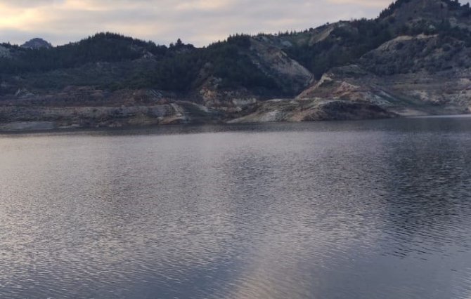 Baraj yüzeyindeki ceset ihbarı ekipleri harekete geçirdi