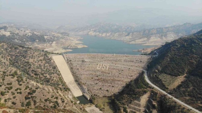 Baraj yüzeyindeki ceset ihbarı ekipleri harekete geçirdi