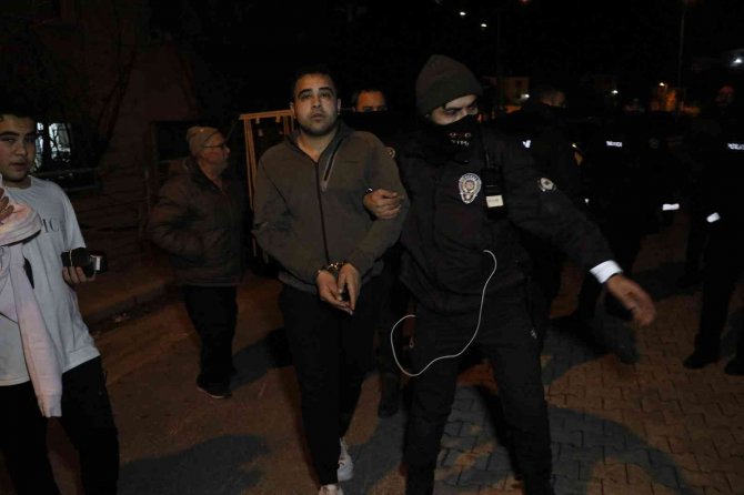Boşanma aşamasındaki eşinin evini bastı, gözaltına alınırken sigara içip gazetecilere tepki gösterdi