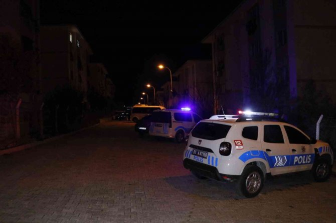 Boşanma aşamasındaki eşinin evini bastı, gözaltına alınırken sigara içip gazetecilere tepki gösterdi