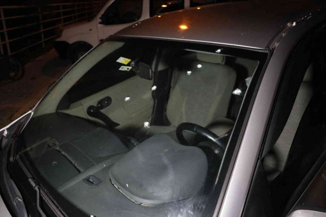 Boşanma aşamasındaki eşinin evini bastı, gözaltına alınırken sigara içip gazetecilere tepki gösterdi