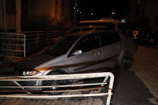 Boşanma aşamasındaki eşinin evini bastı, gözaltına alınırken sigara içip gazetecilere tepki gösterdi