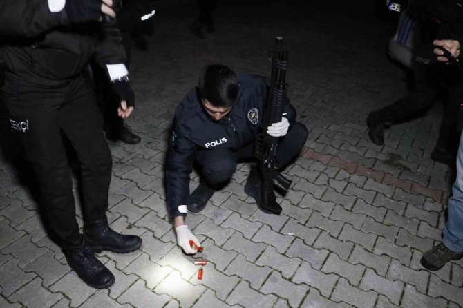 Boşanma aşamasındaki eşinin evini bastı, gözaltına alınırken sigara içip gazetecilere tepki gösterdi