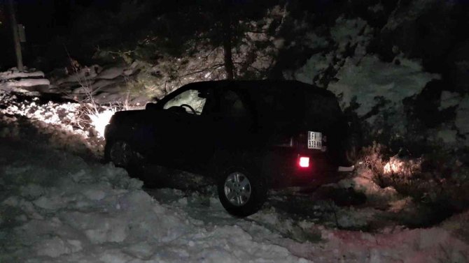 Buzlu yolda kontrolden çıkan cip şarampole uçtu