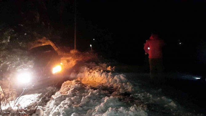 Buzlu yolda kontrolden çıkan cip şarampole uçtu