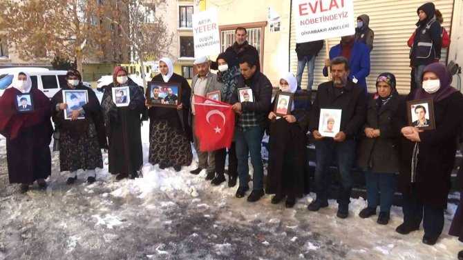 Diyarbakır’da dondurucu soğukta evlat nöbeti
