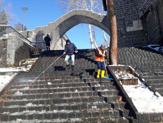 Diyarbakır’da kapalı yollar bir bir açılıyor, hastalara helikopterle yetişiliyor