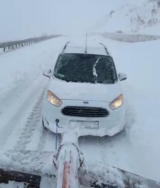 Diyarbakır’da yolda kalan polisleri vatandaş traktörüyle kurtardı