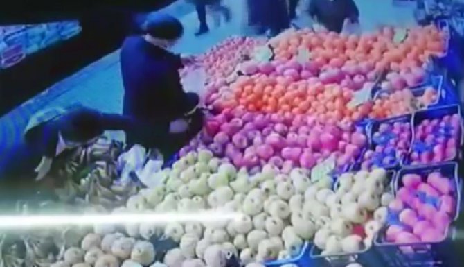 Elma seçerken telefonundan oldu