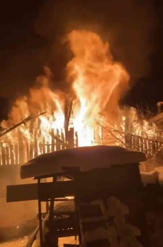 Evi alev alev yanan vatandaşı "Yat kalk dua et, uykudayken yakalanmadın" diyerek teselli ettiler