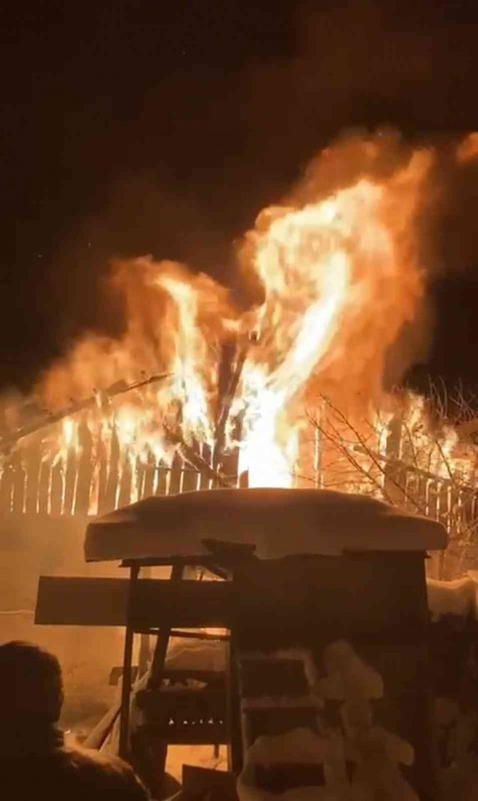 Evi alev alev yanan vatandaşı "Yat kalk dua et, uykudayken yakalanmadın" diyerek teselli ettiler