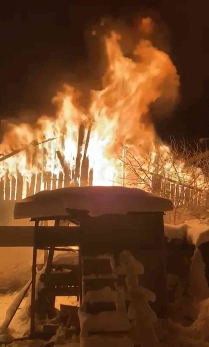 Evi alev alev yanan vatandaşı "Yat kalk dua et, uykudayken yakalanmadın" diyerek teselli ettiler