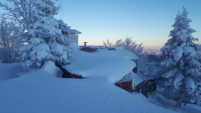 Evler kar altında kaldı