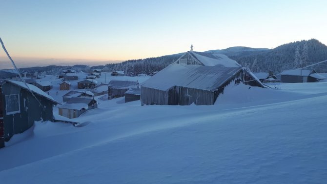 Evler kar altında kaldı