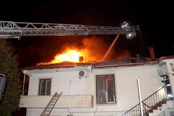Fethiye’de 2 katlı evin çatısı alev alev yandı