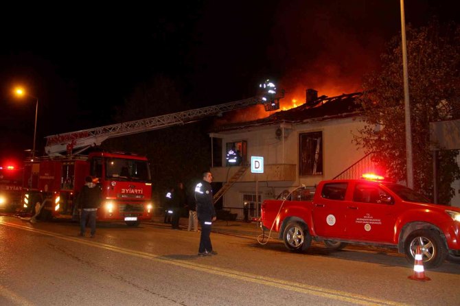 Fethiye’de 2 katlı evin çatısı alev alev yandı