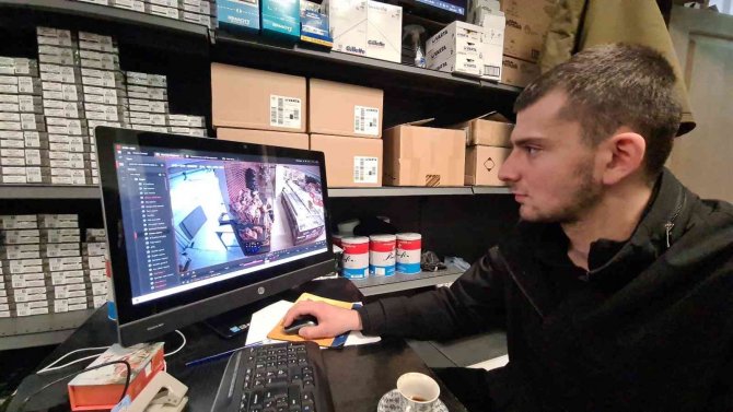 Girdiği markette kasaları boşaltıp üstüne soda içti