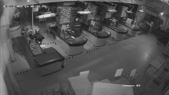 Girdiği markette kasaları boşaltıp üstüne soda içti