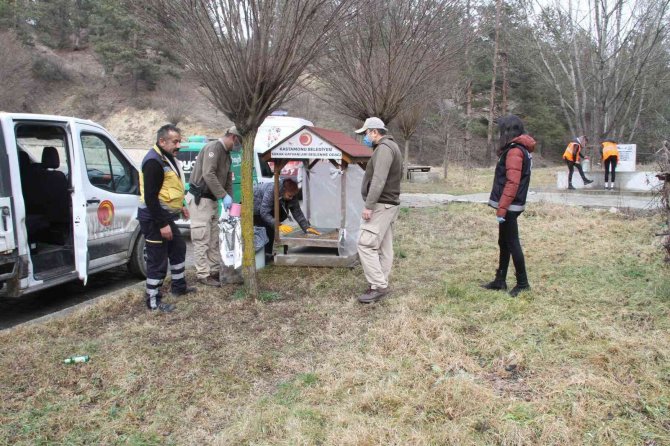 HAYDİ ekipleri, soğuk kış gününde sokak hayvanlarını yalnız bırakmadı