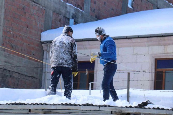 Kar temizliğini bıraktılar çocuklar gibi oyun oynadılar