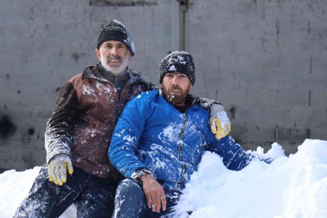 Kar temizliğini bıraktılar çocuklar gibi oyun oynadılar