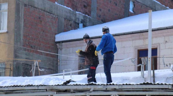 Kar temizliğini bıraktılar çocuklar gibi oyun oynadılar