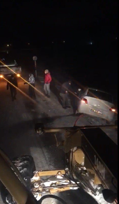 Kars’ta yolda kalan araçlar kurtarıldı