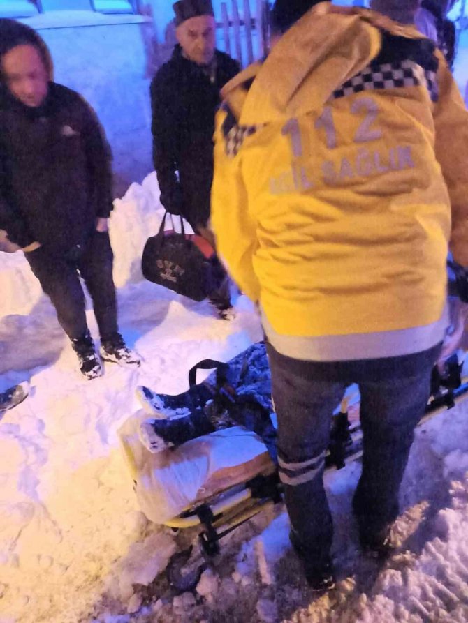Kayarak düşen hastanın yardımına paletli ambulans yetişti