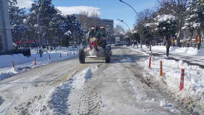 Malatya’da kar mesaisi devam ediyor