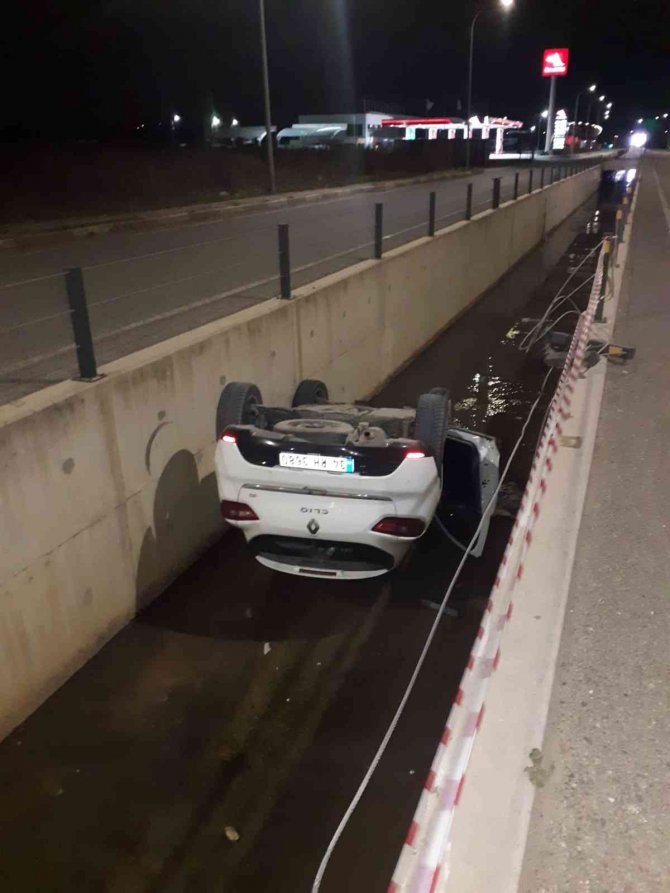 Otomobil su kanalına düştü: 1 yaralı