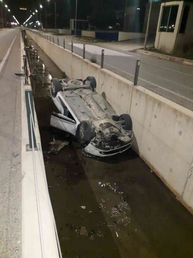 Otomobil su kanalına düştü: 1 yaralı