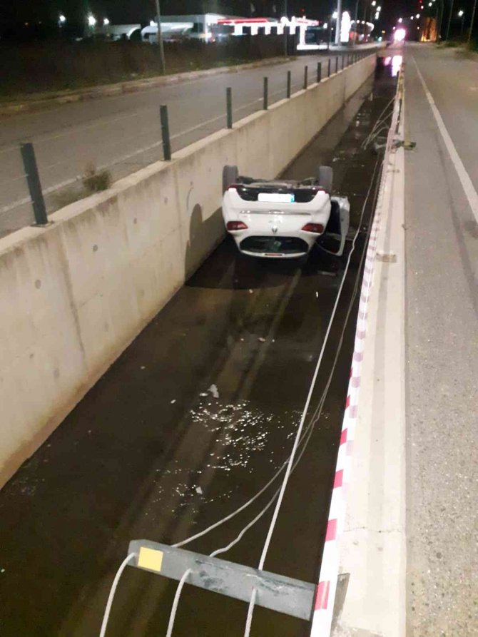 Otomobil su kanalına düştü: 1 yaralı