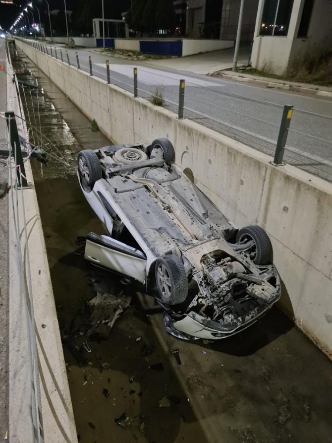 Otomobil su kanalına düştü: 1 yaralı