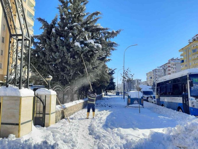 Şahinbey’de karla mücadele sürüyor