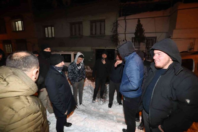 Şahinbey’de karla mücadele sürüyor