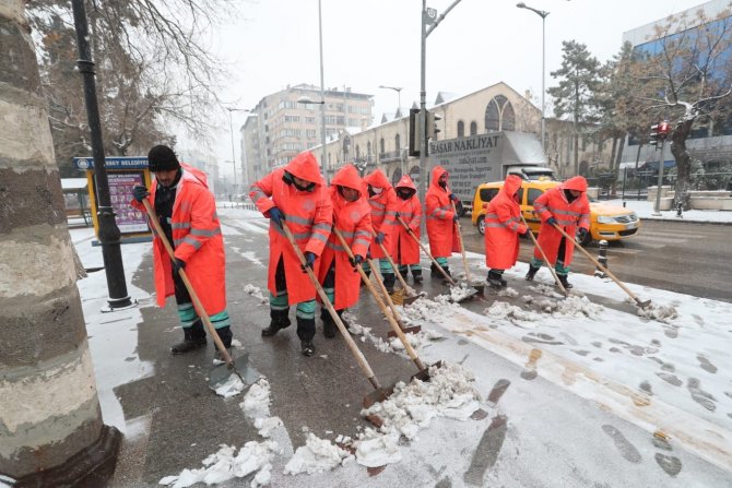 Şahinbey’de karla mücadele sürüyor