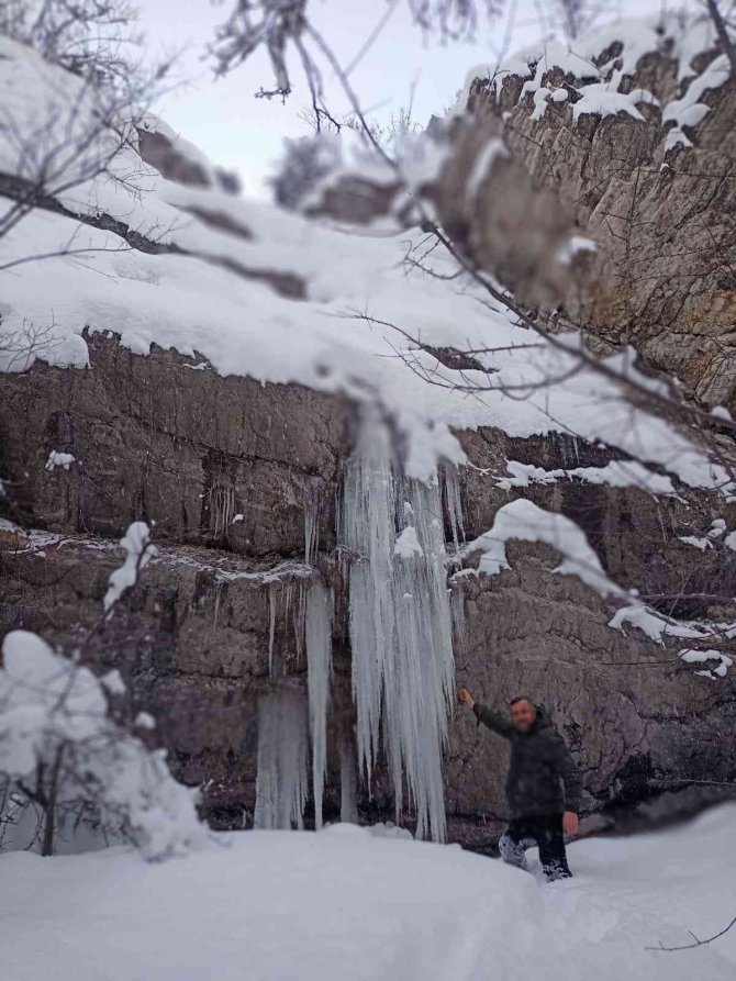 Şelaleler buz tuttu