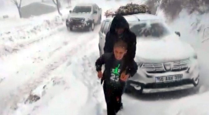 Siirt’te karda mahsur kalan aileyi ekipler kurtardı