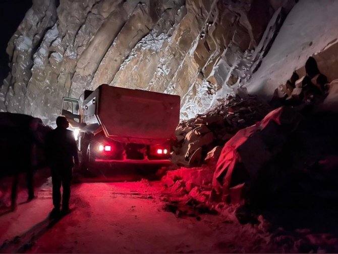 Şırnak’ta dev kayalar ilçe yolunu ulaşıma kapattı