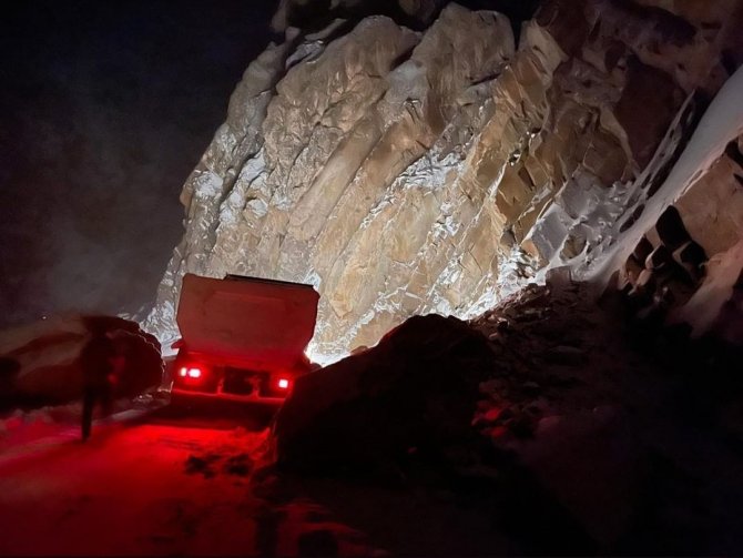 Şırnak’ta dev kayalar ilçe yolunu ulaşıma kapattı