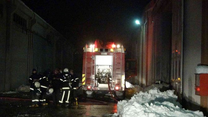 Tekstil fabrikasındaki yangın büyümeden söndürüldü