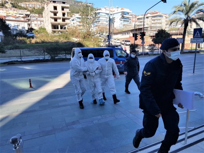 Testi pozitif çıkan şüpheli şahıs, tulum içerisinde adliyeye sevk edildi
