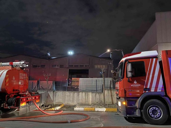 Tuzla’da mobilya fabrikası alev alev yandı