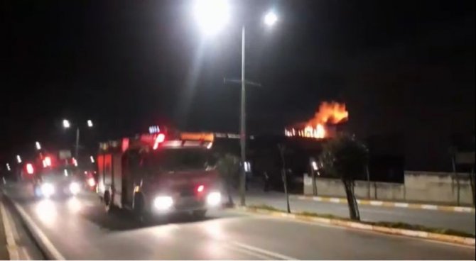 Tuzla’da mobilya fabrikası alev alev yandı