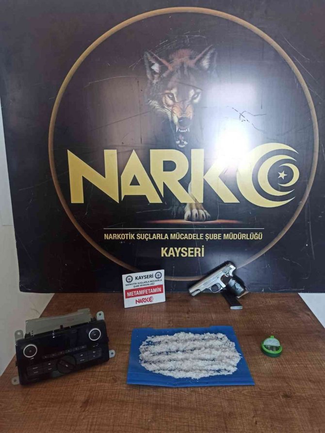 Uyuşturucuyu aracın teybine gizlemişler