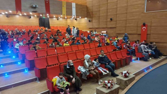 Van Büyükşehir Belediyesinin çocuk tiyatrosu renkli görüntülere sahne oldu