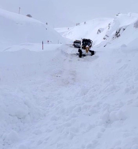 Yüksekova-Dağlıca yoluna çığ düştü