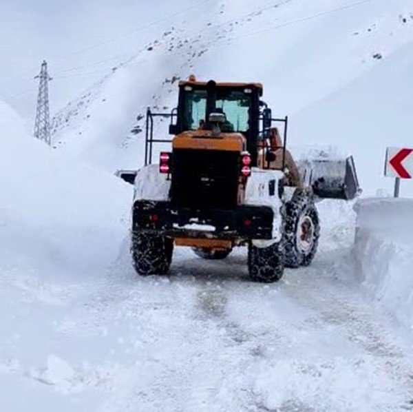 Yüksekova-Dağlıca yoluna çığ düştü