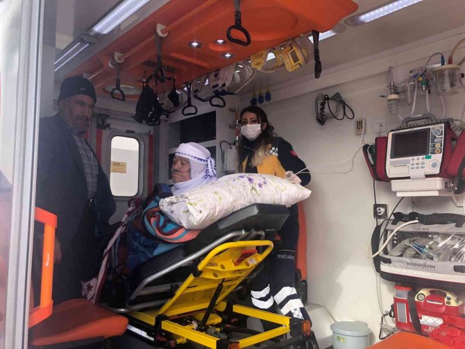 230 kilogram ağırlığındaki hasta kadın hastaneye ulaştırıldı