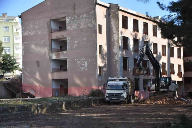 40 yıllık okul için yıkım işlemi başladı